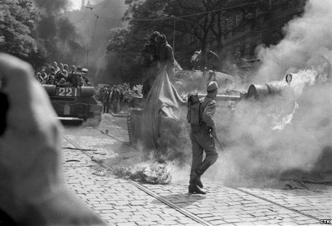 Радянські солдати намагаються загасити палаючий танк, підпалений протестувальниками біля будівлі Чехословацького радіо в Празі, 21 серпня 1968 року