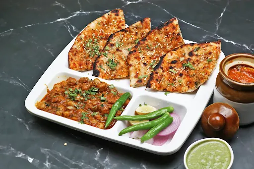 Green Chilli Kulcha With Chole