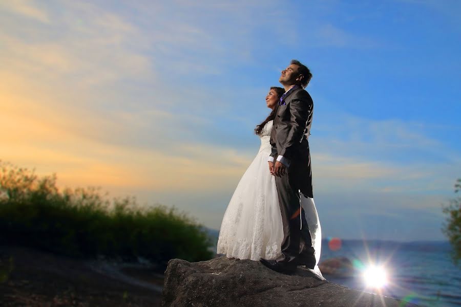 Fotografo di matrimoni Andres Carmona (bodasvillarrica). Foto del 10 dicembre 2015