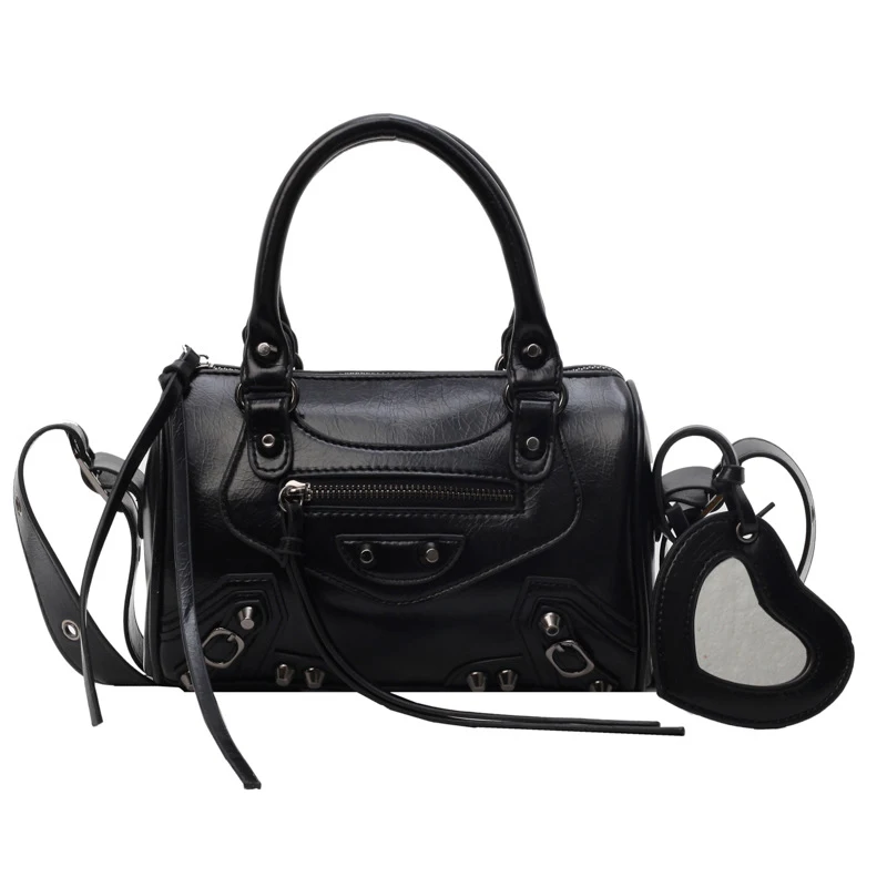 Draagbare crossbody schoudertas met kwastjes en klinknagels, kussenvorm, handig voor onder de arm, stijlvol en trendy.