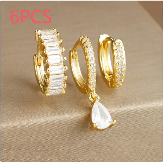 Pendientes chapados en oro con diamantes de gota de agua geométrica, elegantes y sofisticados para realzar tu belleza natural.