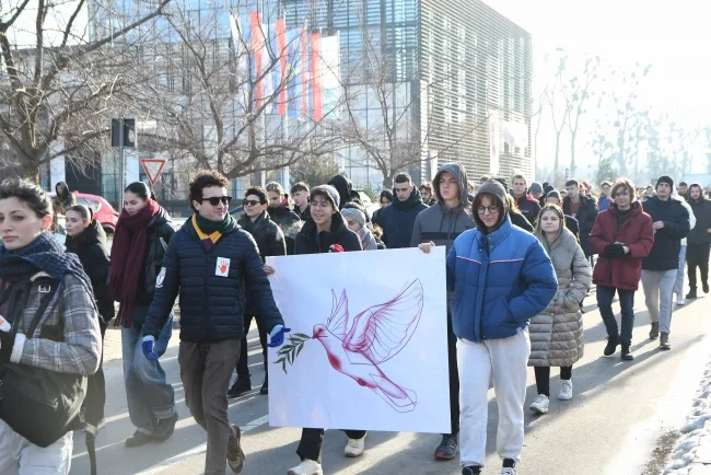 Kolona studenata krenula ka zgradi Radio-televizije Vojvodine