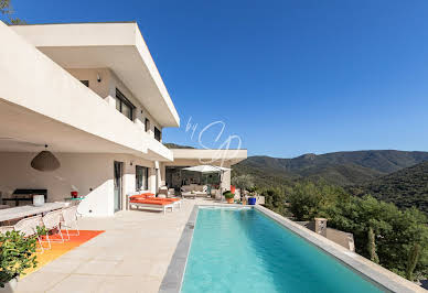 Seaside villa with pool and terrace 6