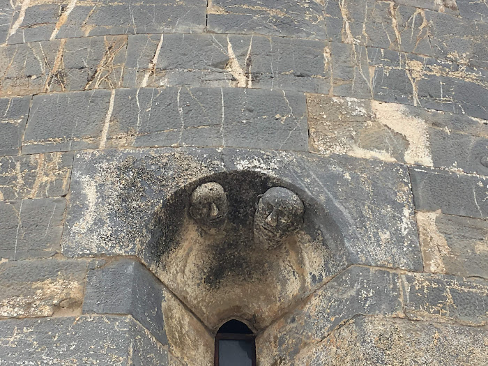 Pieve di San Giovanni a Campiglia Marittima, abside, due teste