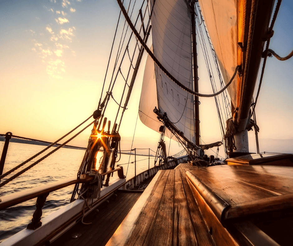 Segelboot bei Sonnenuntergang