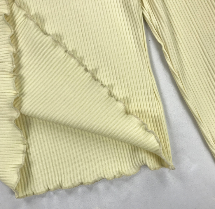 Camiseta feminina estudante com bordado de vento doce japonês, fundo de arroz branco. Perfeita para presente e ideal para usar no dia a dia.