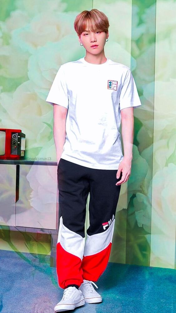 Quần jogger phối hợp ăn ý, chuẩn đẹp với áo thun trắng, giúp chàng thêm diện mạo điển trai, cuốn hút