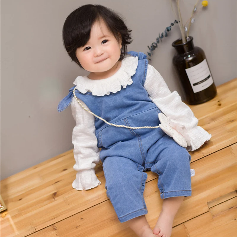 Baby denim tuinbroek Comfortabel en duurzaam, perfect om in te spelen en te ontdekken. Zorgt voor bewegingsvrijheid en een stijlvolle look.