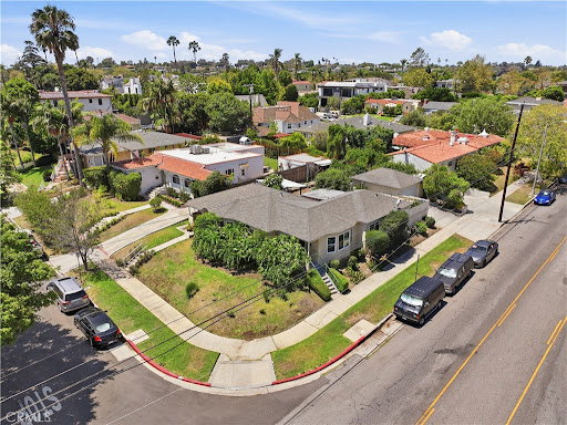 Prestige house for sale in Los Angeles (United States) - Residential house with garden and palm trees