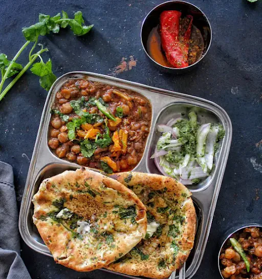 Onion Kulcha With Chana [1pc.]