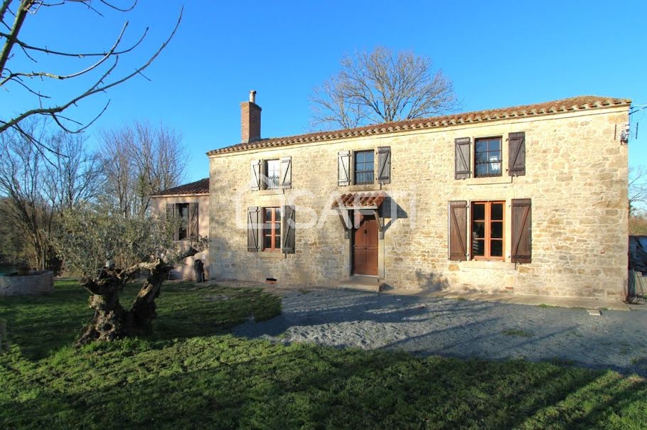 Vente maison 6 pièces 186 m² à La Châtaigneraie (85120), 196 000 €