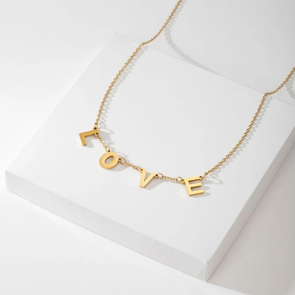 Collana con ciondolo in acciaio inossidabile con le 26 lettere dell'alfabeto inglese. Un accessorio personalizzato ed elegante.