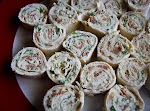 Bacon, Spinach, Chive and Cream Cheese Tortilla Roll-Ups Appetizer was pinched from <a href="http://momspark.net/bacon-spinach-chive-and-cream-cheese-tortilla-roll-ups/" target="_blank">momspark.net.</a>