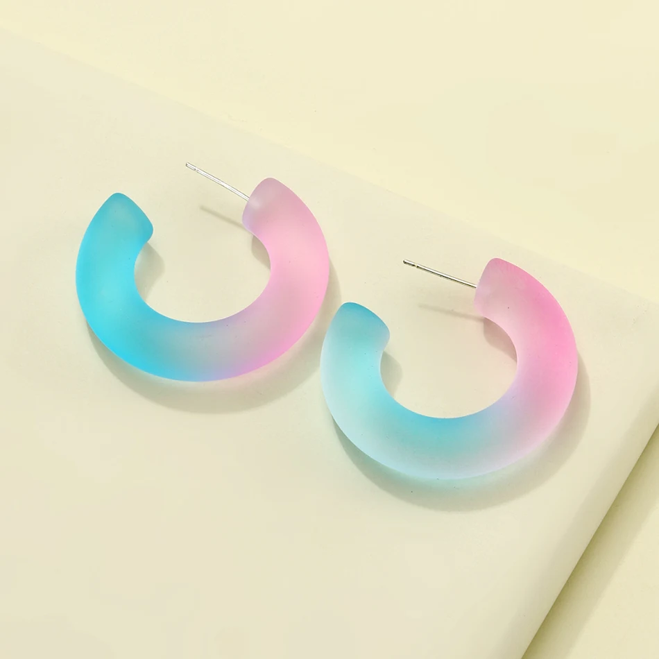 Pendientes de botón acrílicos esmerilados con efecto gelatina degradado, color moderno y vibrante, perfectos para un look juvenil y elegante.