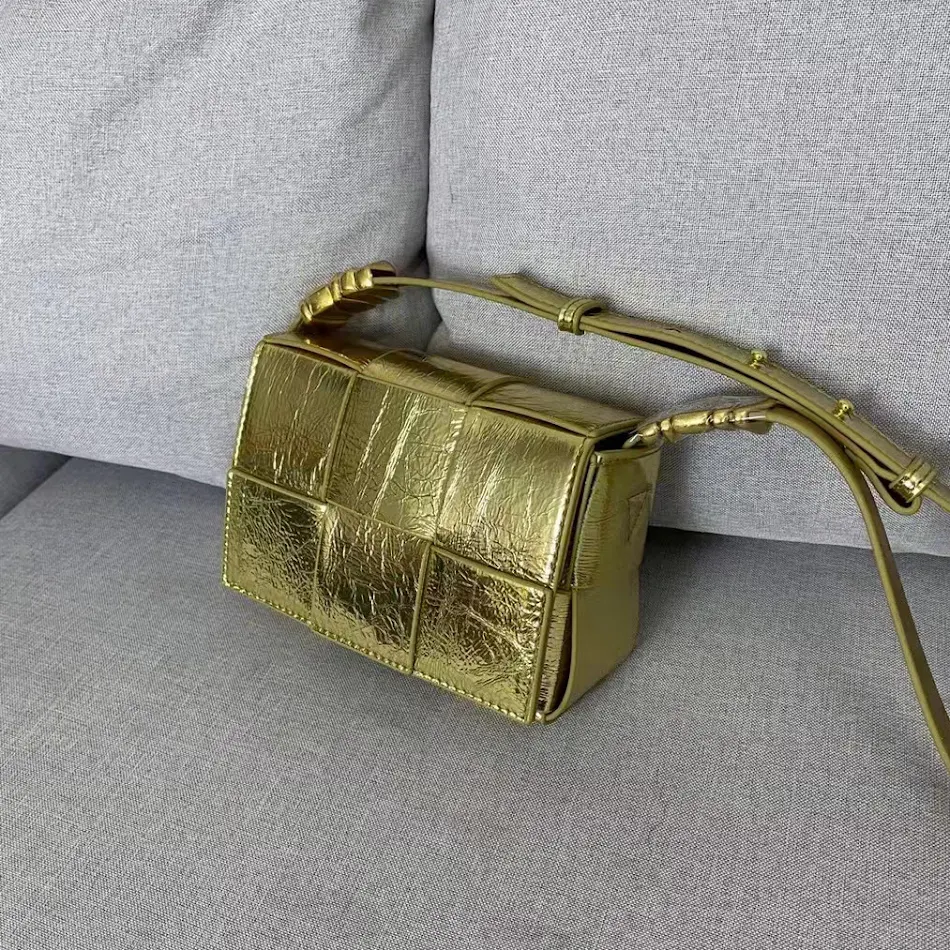 Damska, wszechstronna torebka crossbody z plecionym paskiem na ramię. Idealna na co dzień i na specjalne okazje. Odkryj ją już dziś!