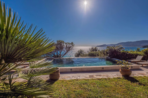 Infinity pool sea view in this luxury property for seasonal rental in La Croix-Valmer (210 m²)