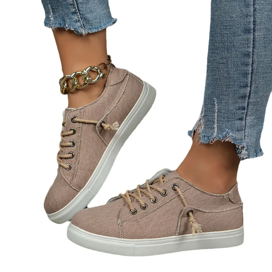 Baskets décontractées en denim à lacets et à tige basse. Le confort sportif rencontre l'élégance casual pour un look stylé au quotidien