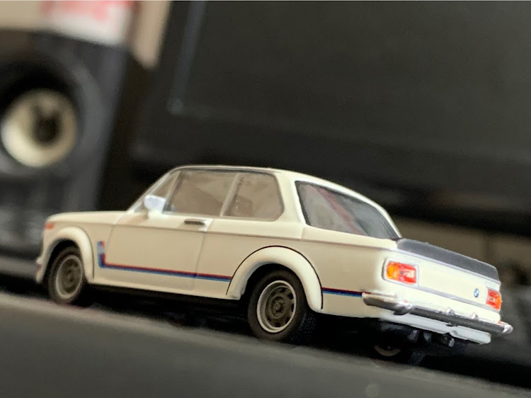 スイフトスポーツのミニカーは男のロマン・BMW 2002 turbo・京商1/64ミニカーコレクション・雪で造られたエアロ・進撃の巨人33巻に関するカスタム事例の投稿画像7枚目