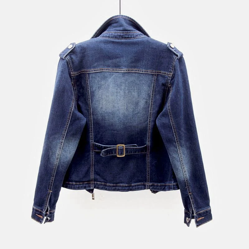 La chaqueta de mezclilla de collar de collar de su traje de otoño se veía delgada y versátil