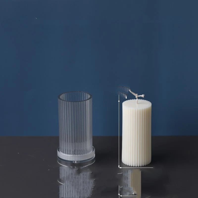 Moule à bougie cylindrique en acrylique à rayures verticales. Créez des bougies uniques et élégantes grâce à ce moule réutilisable et durable.