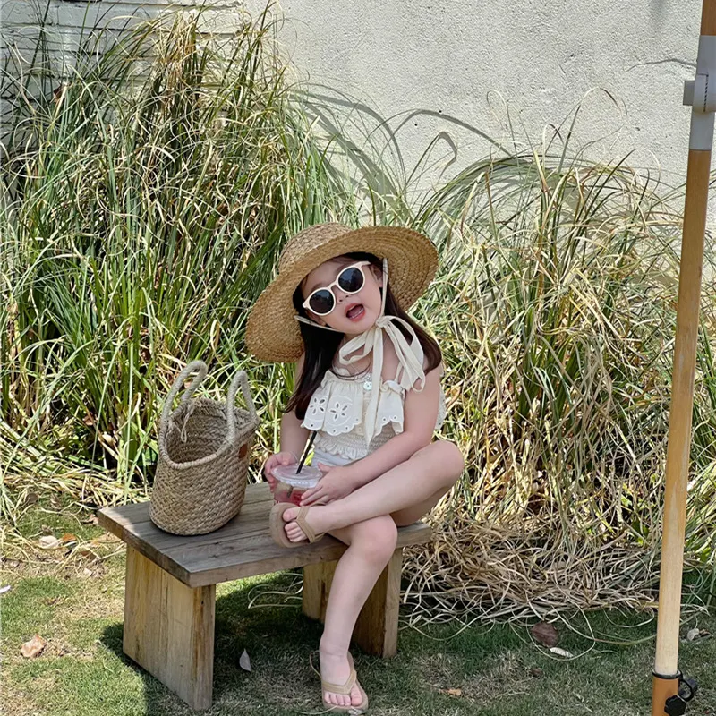 Kinder Stickerei Rüschen Badeanzug Mädchen. Perfekt für Strand und Pool. Sonnenschutz und bezauberndes Design. Ein Muss für den Sommer.