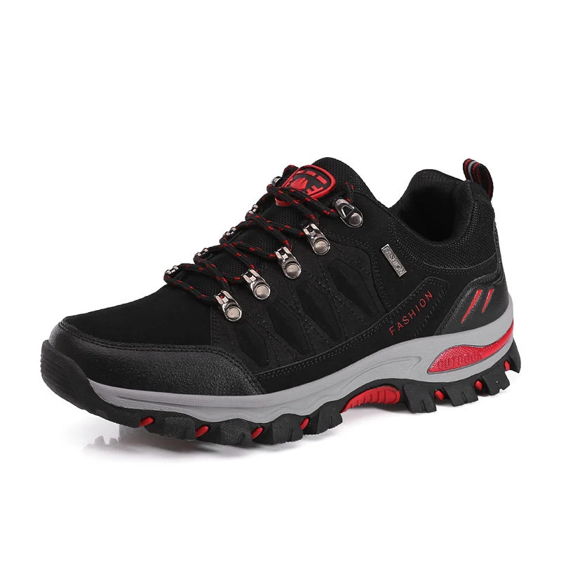 Grote damesschoenen voor outdoor wandelen en bergbeklimmen. Comfortabele en robuuste schoenen voor veeleisende tochten.