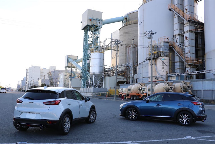 CX-3の医療従事者に感謝とエールを‼️・マスクは必須アイテムです。・エターナルブルーマイカCX-3と・品川埠頭コンテナ・初コラボ写真撮影に関するカスタム事例の投稿画像2枚目