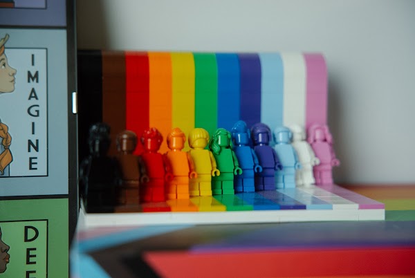 Una serie di pupazzetti Lego multicolori e diversi tra di loro simboleggiano la LGBTQ-friendliness di Google.