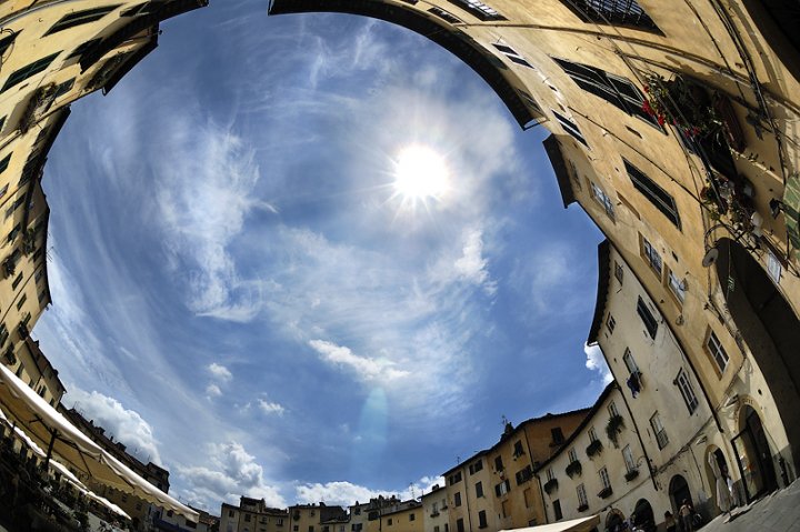 "O" come piazza dell' amfiteatrO di andras gyorosi