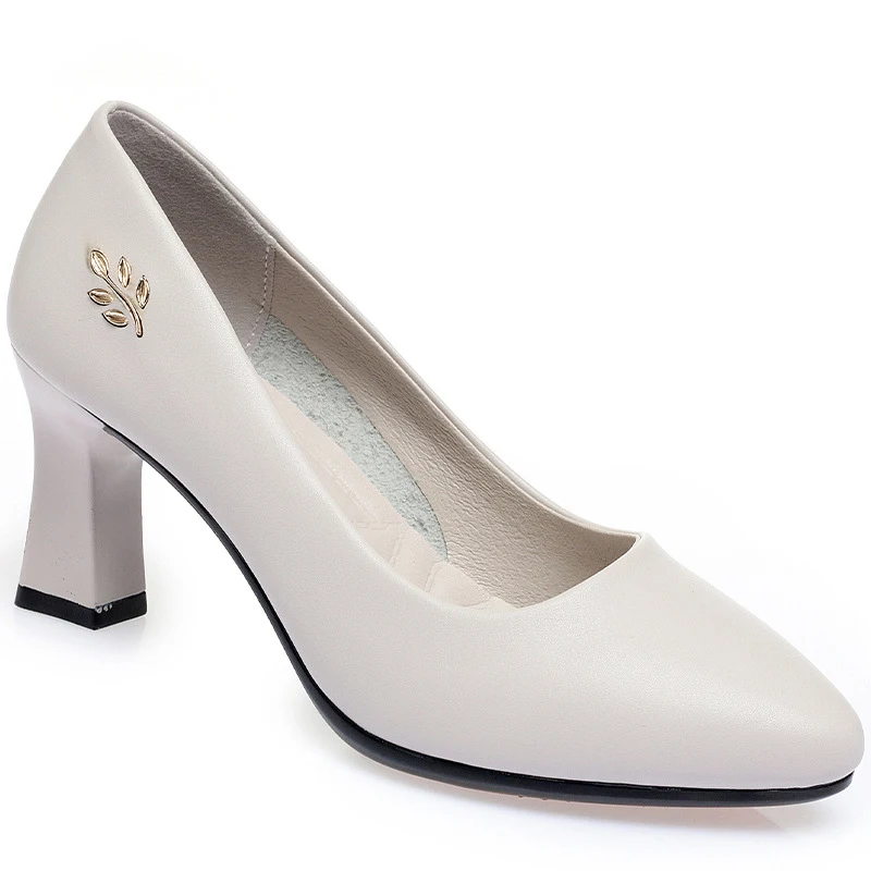 Escarpins en cuir souple à talons hauts pour femmes d'âge moyen, semelle souple. Confort, élégance et style pour vos pieds.