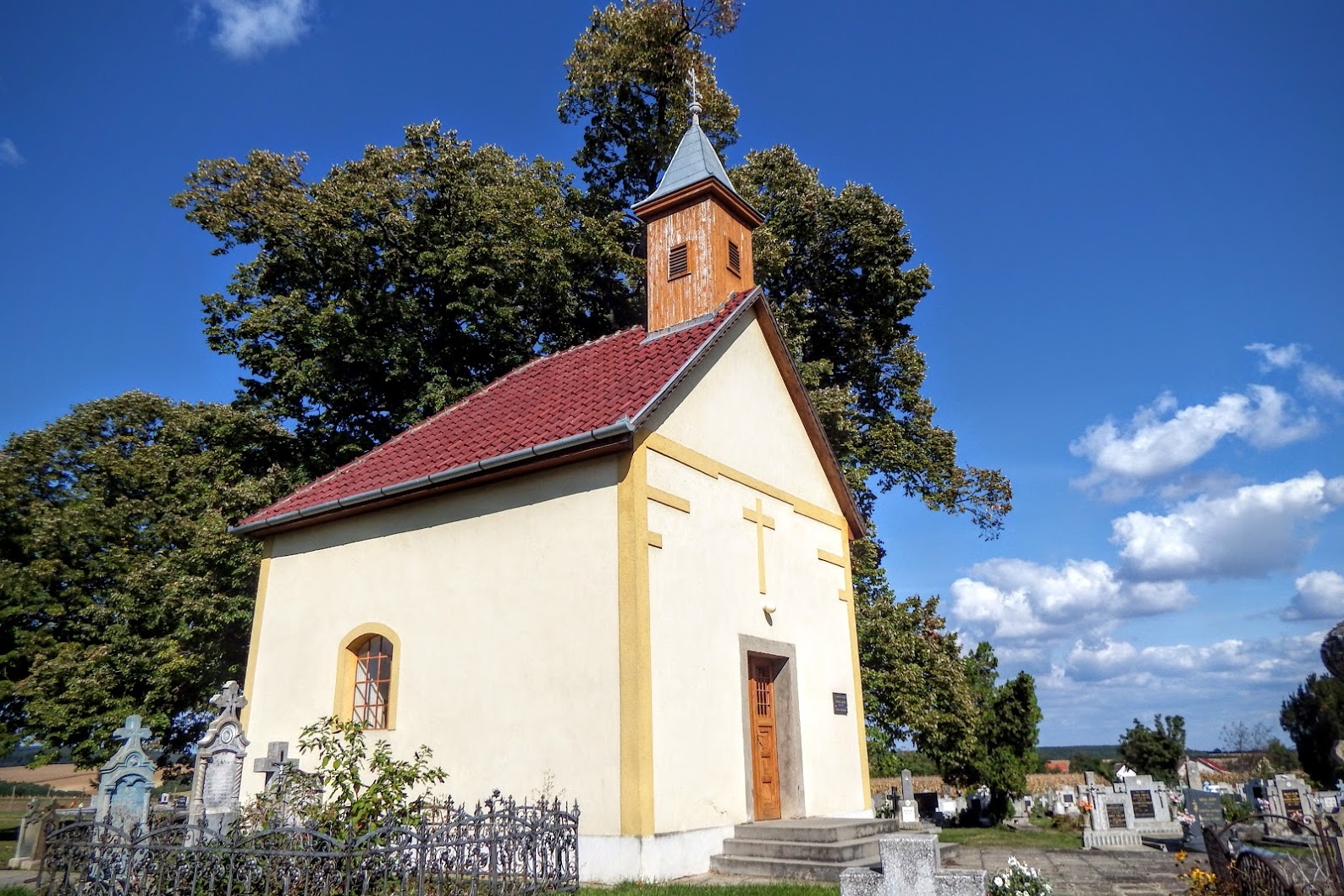 Véménd - kálváriakápolna a keresztúttal a temetőben