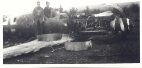 Photo : de gauche à droite   Roger et Jean cornevin l'un des Messersmidt a été abattu par l'une des forteresses  sur la route d'Alençon à Sées Les résistants ont déjà enlevés les mitrailleuses et les munitions