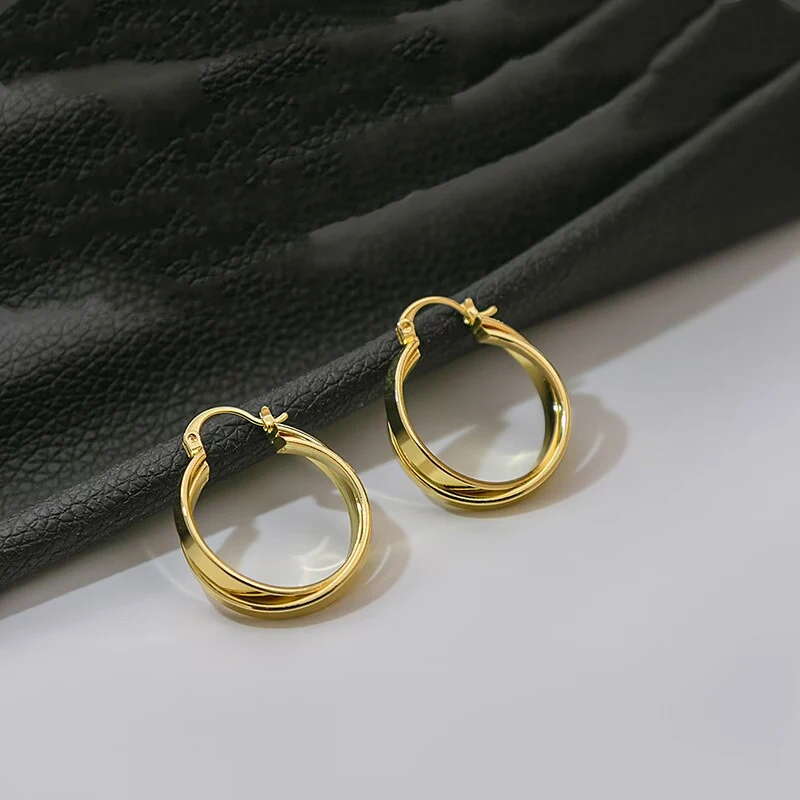Brincos cruzados de argola dupla de metal luxuoso e leve. Elegância e sofisticação para mulheres. Design moderno, perfeitos para qualquer ocasião.