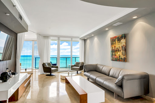 Apartment with pool 1