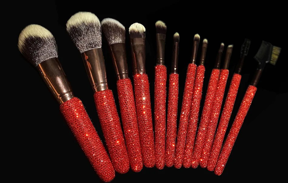 Ensemble de pinceaux de maquillage incrustés de diamants de qualité supérieure. Application et estompage sans effort pour un fini impeccable et professionnel.