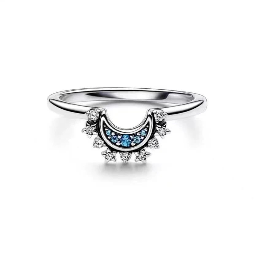 Bague en zircon Lune et Soleil bleu ciel brillant, pour un éclat céleste unique. Embellissez votre main avec ce bijou captivant, parfait en toute occasion.