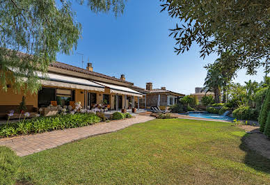 Villa with pool and garden 3