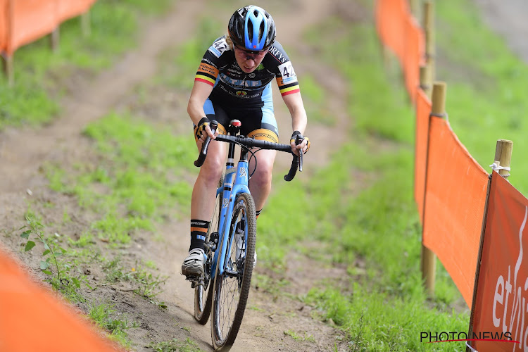 Joyce Vanderbeken rijdt naar podiumplaats in Spaanse cross, winst is voor amper 18-jarige renster