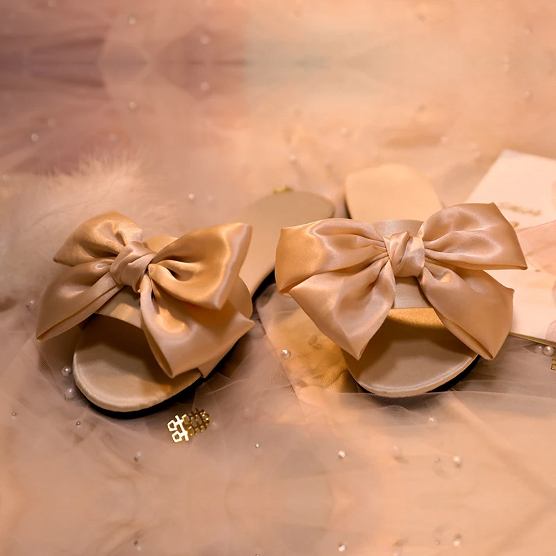 Buty ślubne dla panny młodej z czerwoną jedwabną kokardą. Radosny prezent, łączący elegancję i wygodę, idealny do podkreślenia wyjątkowości ceremonii.