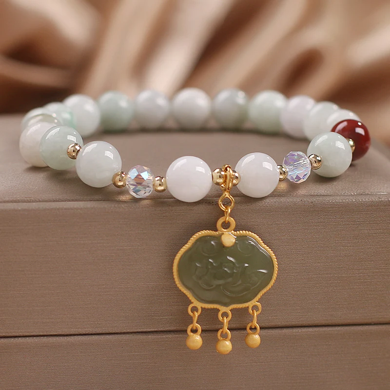 Zomerse blauwe Hetian jade kralenarmband, een elegant accessoire voor warme dagen. Geniet van de zomer met deze prachtige en unieke armband.