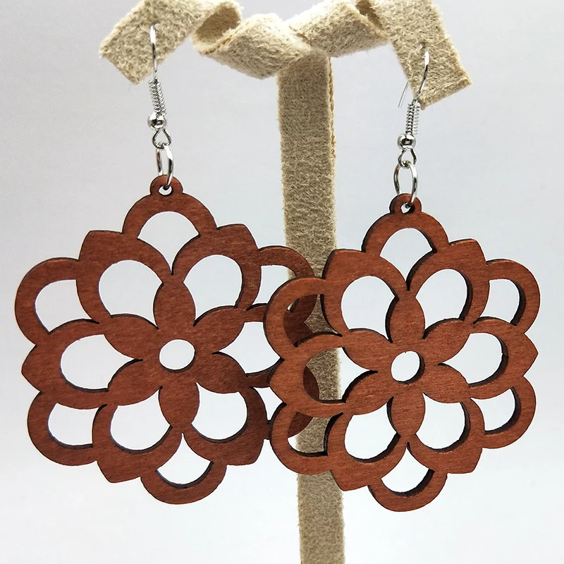 Pendientes de madera geométricos con patrón africano exagerado marrón. Elegancia artesanal, estilo audaz, perfectos para realzar tu look con un toque étnico.