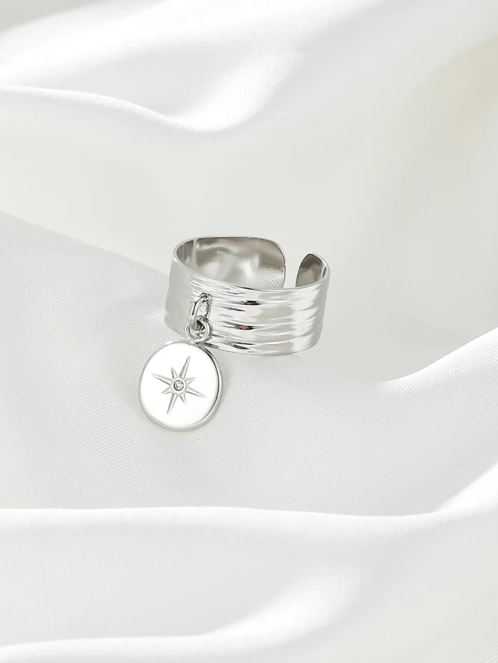 Bague ajustable en acier inoxydable doré avec étoile à six branches incrustée de zircon, pour un éclat discret et raffiné.