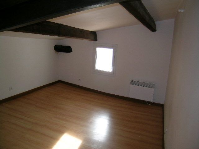 Location  appartement 1 pièce 38 m² à Aups (83630), 350 €