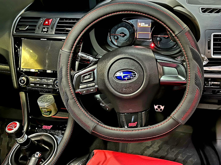 WRX STIのステアリングカバー・ダックテール・VAB後期・ラフィックス2に関するカスタム事例の投稿画像2枚目