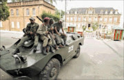 WAITING GAME: Soldiers outside the presidential palace in Antananarivo. 17/03/2009.