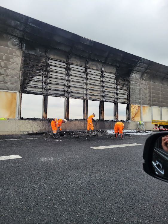 フーガの渋滞・事故には気を付けて・車両火災・梅雨・ごあんぜんにに関するカスタム事例の投稿画像1枚目