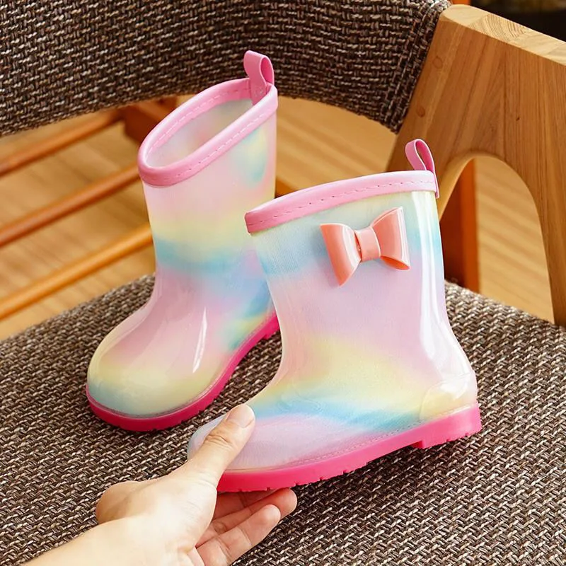 Title 5, Mittelhohe Regenboots und Samt-Babyboots. Schüt...
