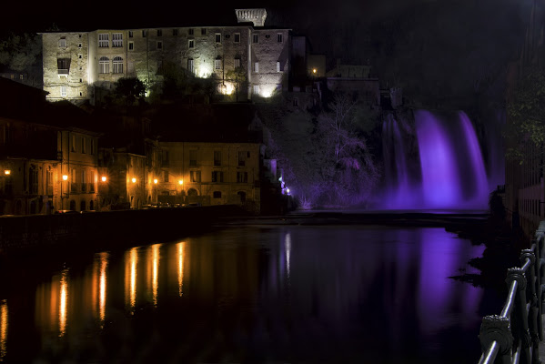 Waterfall in the city center di Francesca Tasciotti