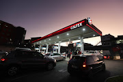 Residents queue in their cars to buy petrol in Johannesburg before steep price hikes on May 31. File photo.