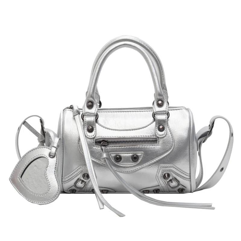 Draagbare crossbody schoudertas met kwastjes en klinknagels, kussenvorm, handig voor onder de arm, stijlvol en trendy.